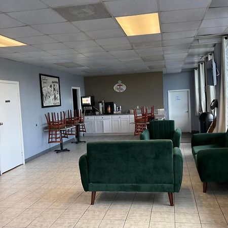 Super 8 by Wyndham Manassas Hotel Bagian luar foto