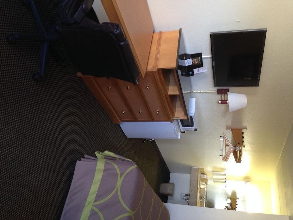 Super 8 by Wyndham Manassas Hotel Bagian luar foto
