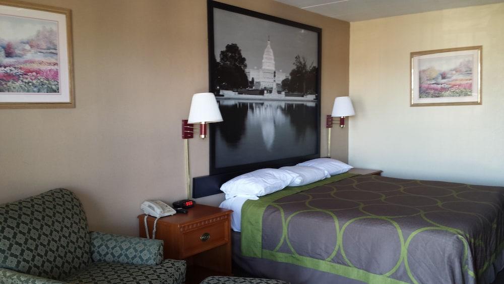 Super 8 by Wyndham Manassas Hotel Bagian luar foto