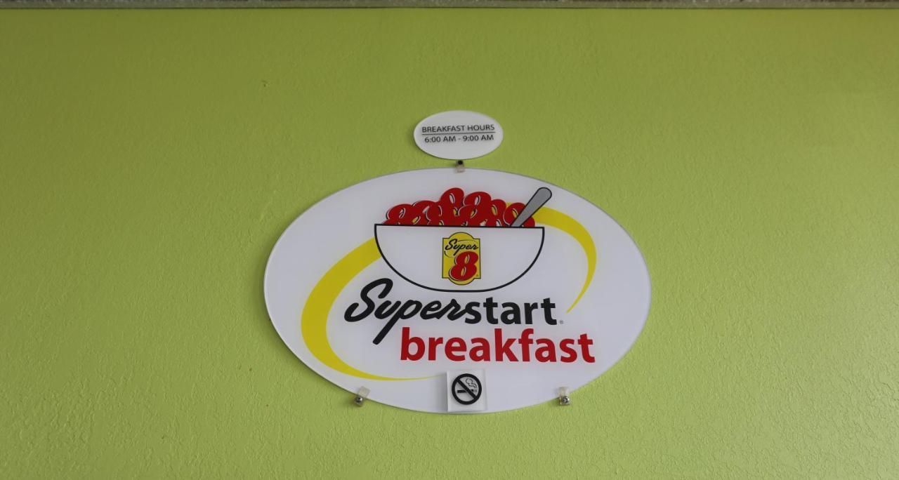Super 8 by Wyndham Manassas Hotel Bagian luar foto