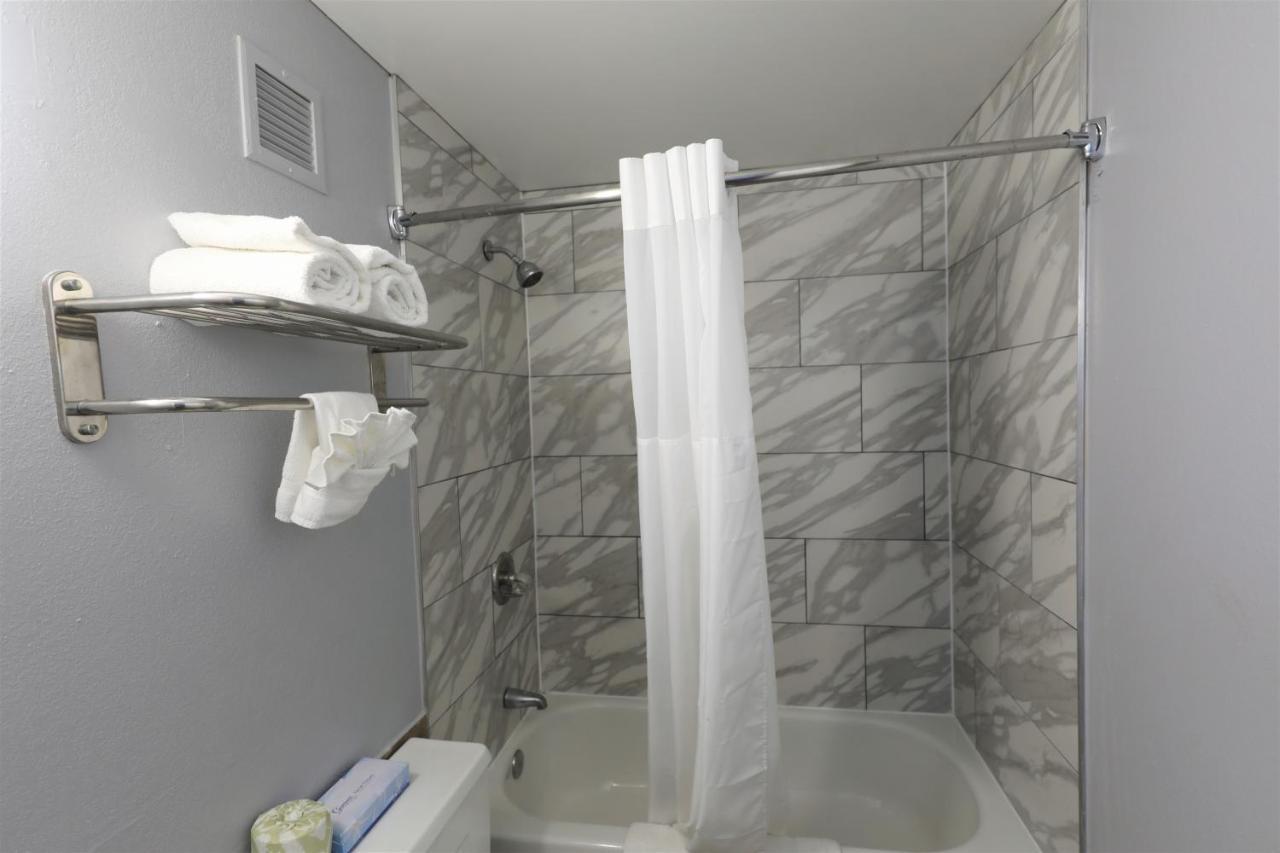 Super 8 by Wyndham Manassas Hotel Bagian luar foto