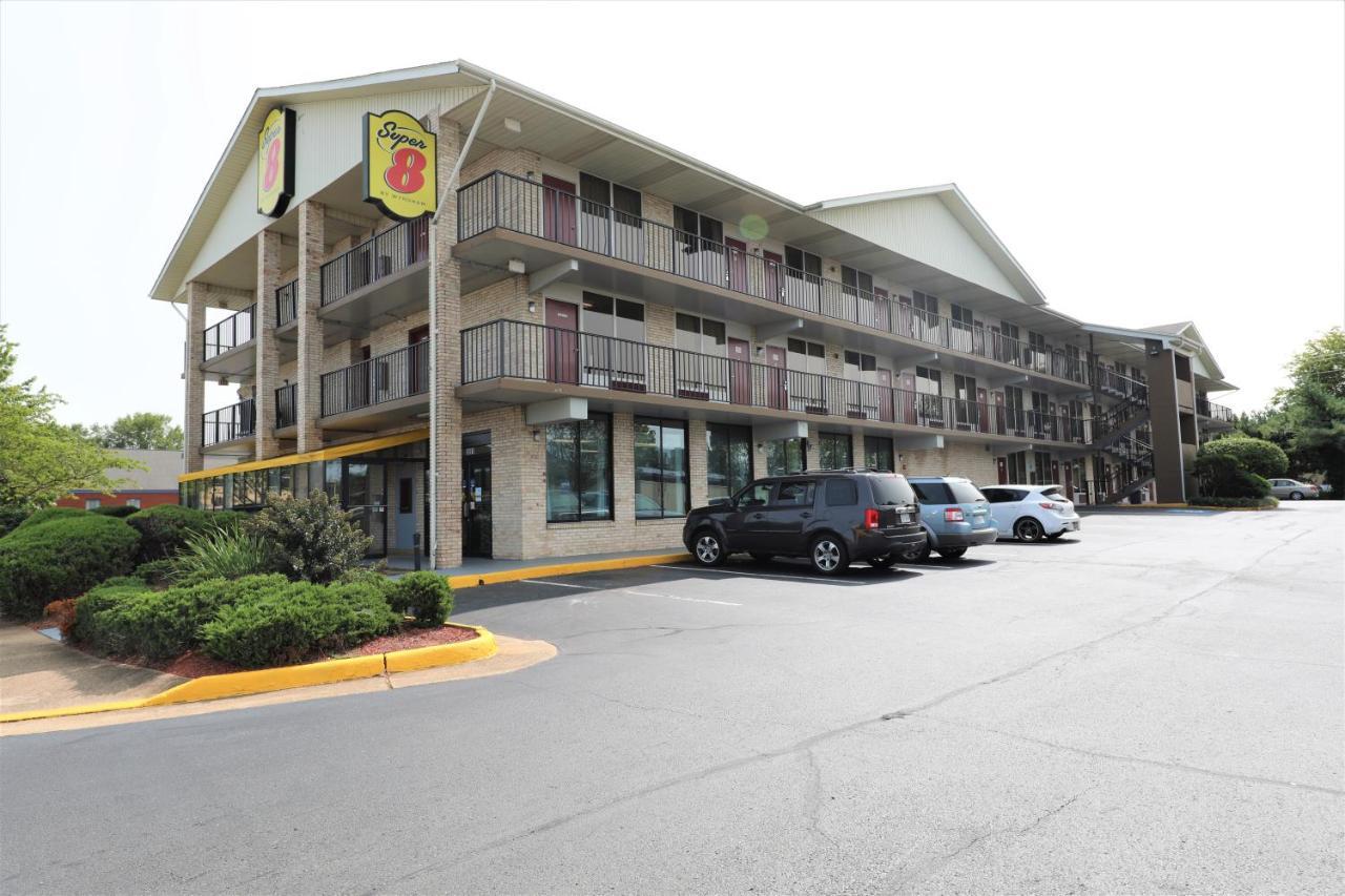 Super 8 by Wyndham Manassas Hotel Bagian luar foto