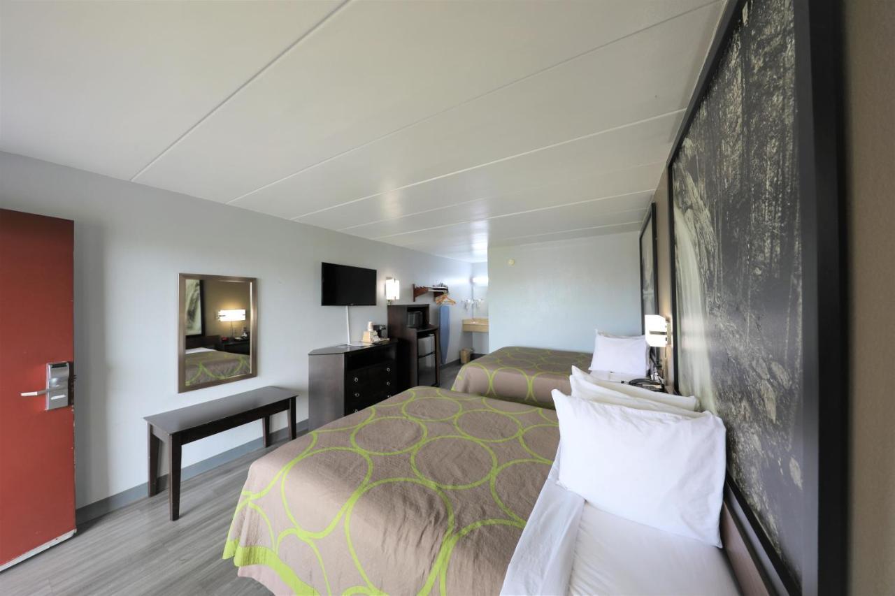 Super 8 by Wyndham Manassas Hotel Bagian luar foto