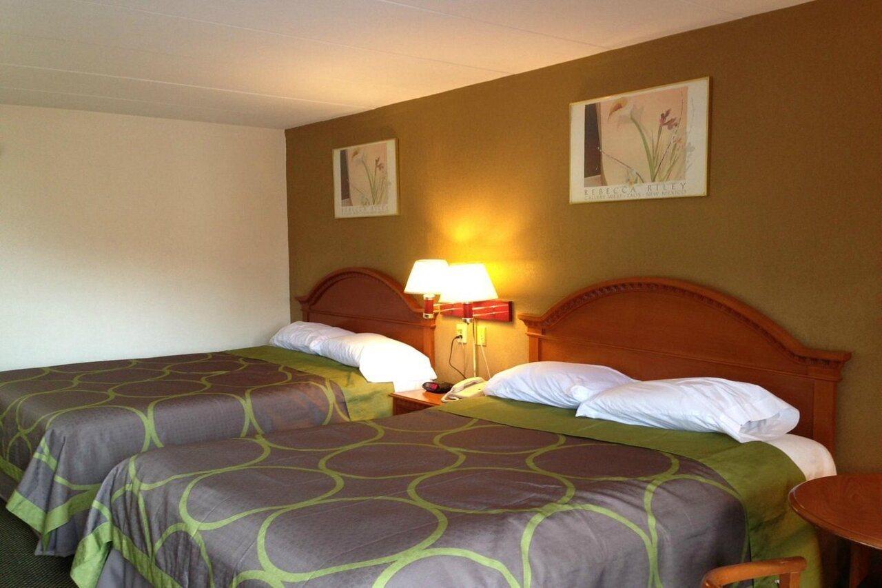 Super 8 by Wyndham Manassas Hotel Bagian luar foto