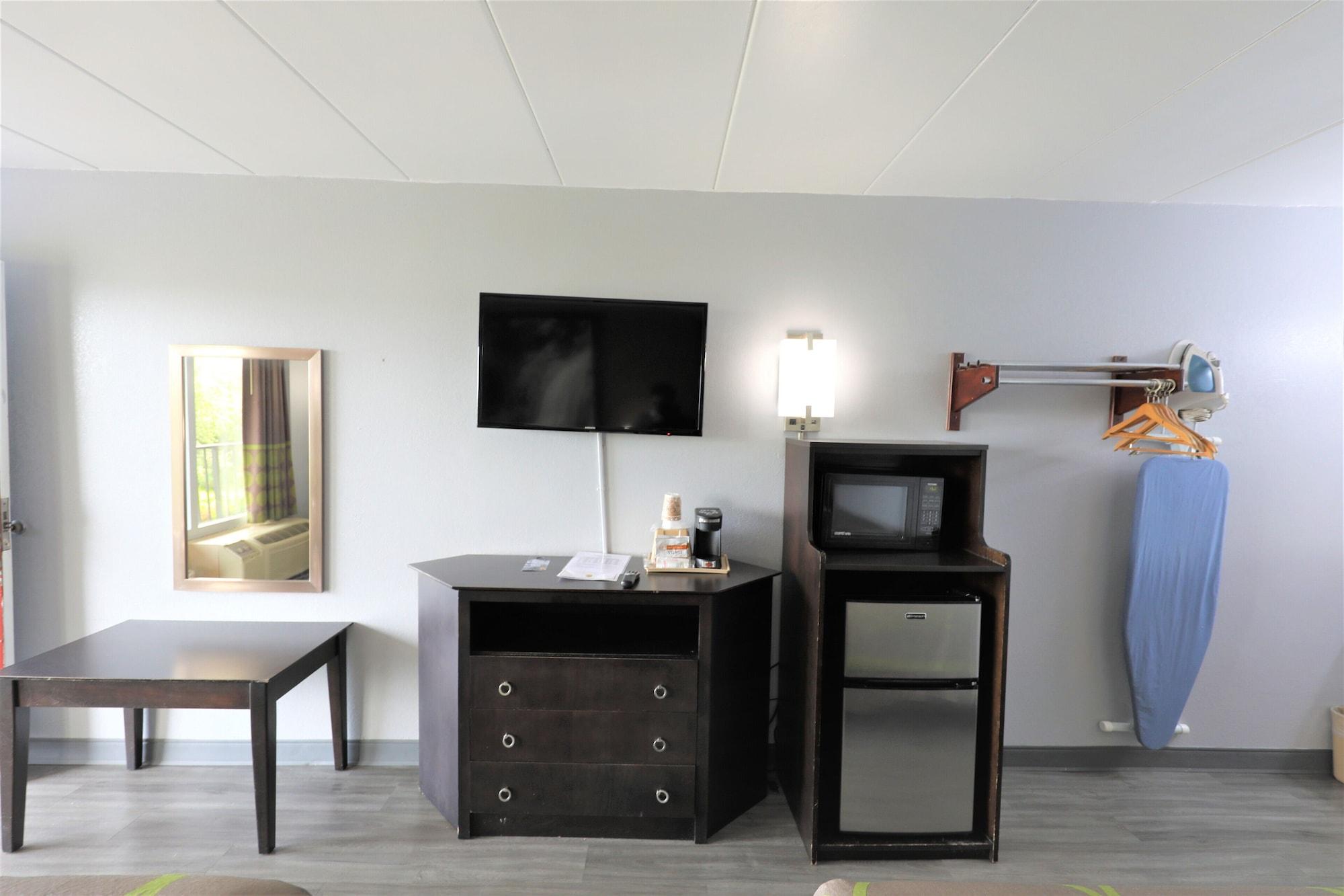 Super 8 by Wyndham Manassas Hotel Bagian luar foto