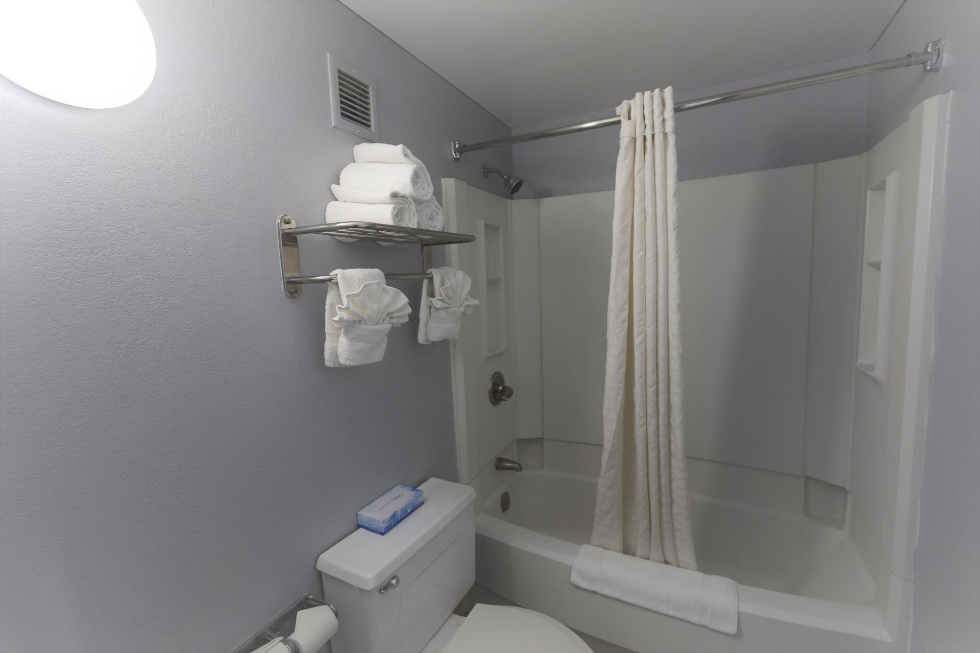 Super 8 by Wyndham Manassas Hotel Bagian luar foto
