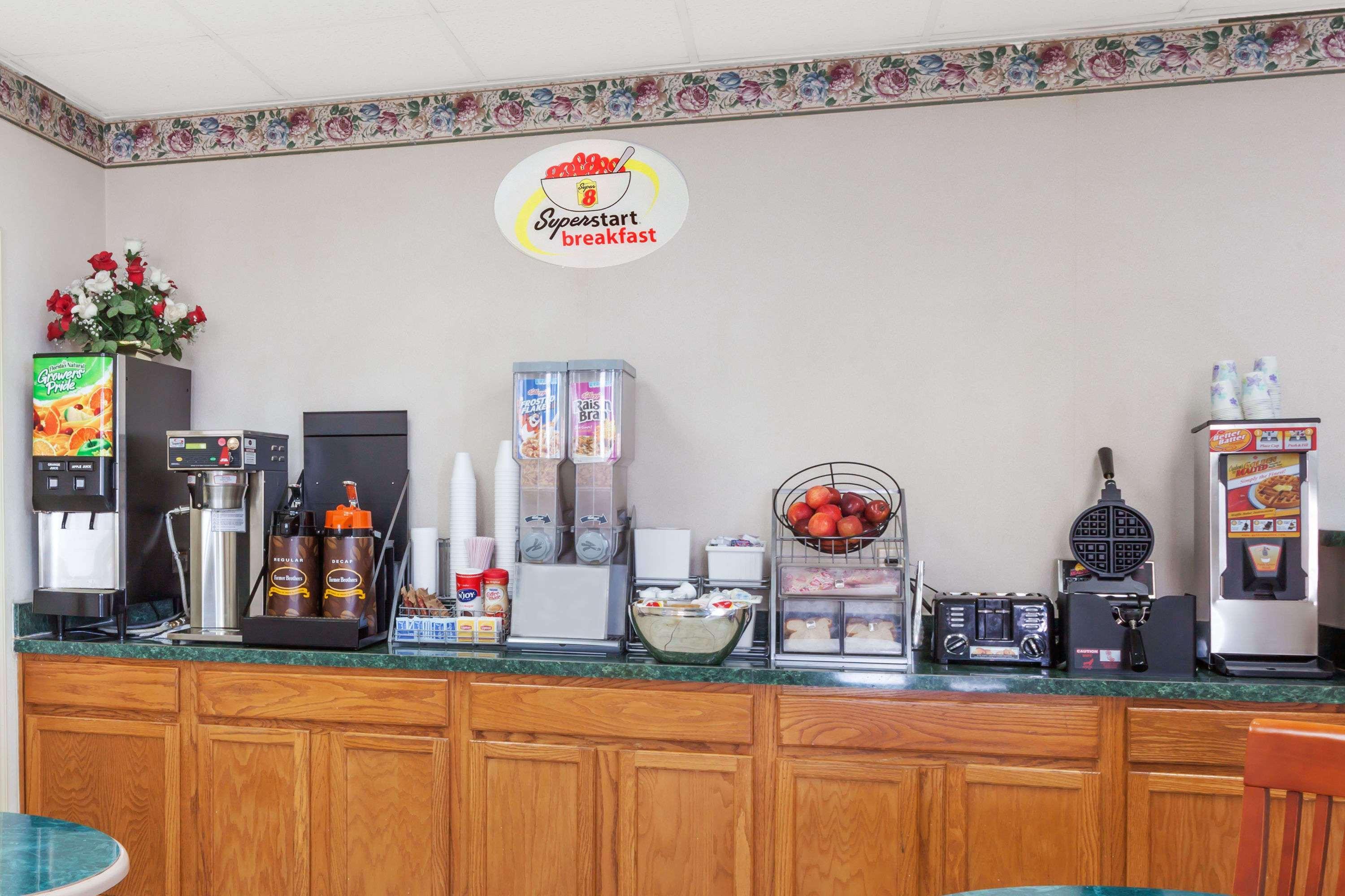 Super 8 by Wyndham Manassas Hotel Bagian luar foto