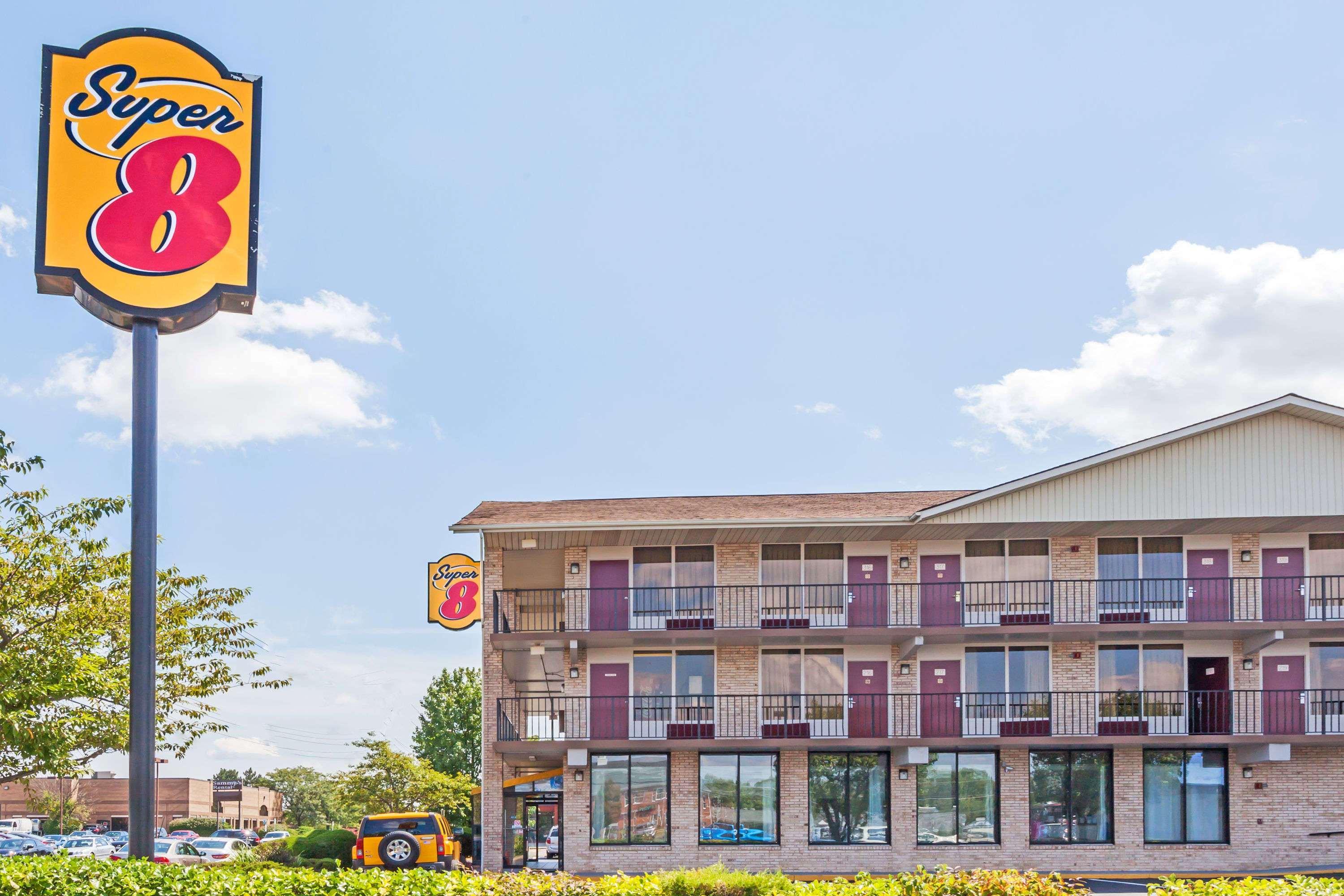 Super 8 by Wyndham Manassas Hotel Bagian luar foto