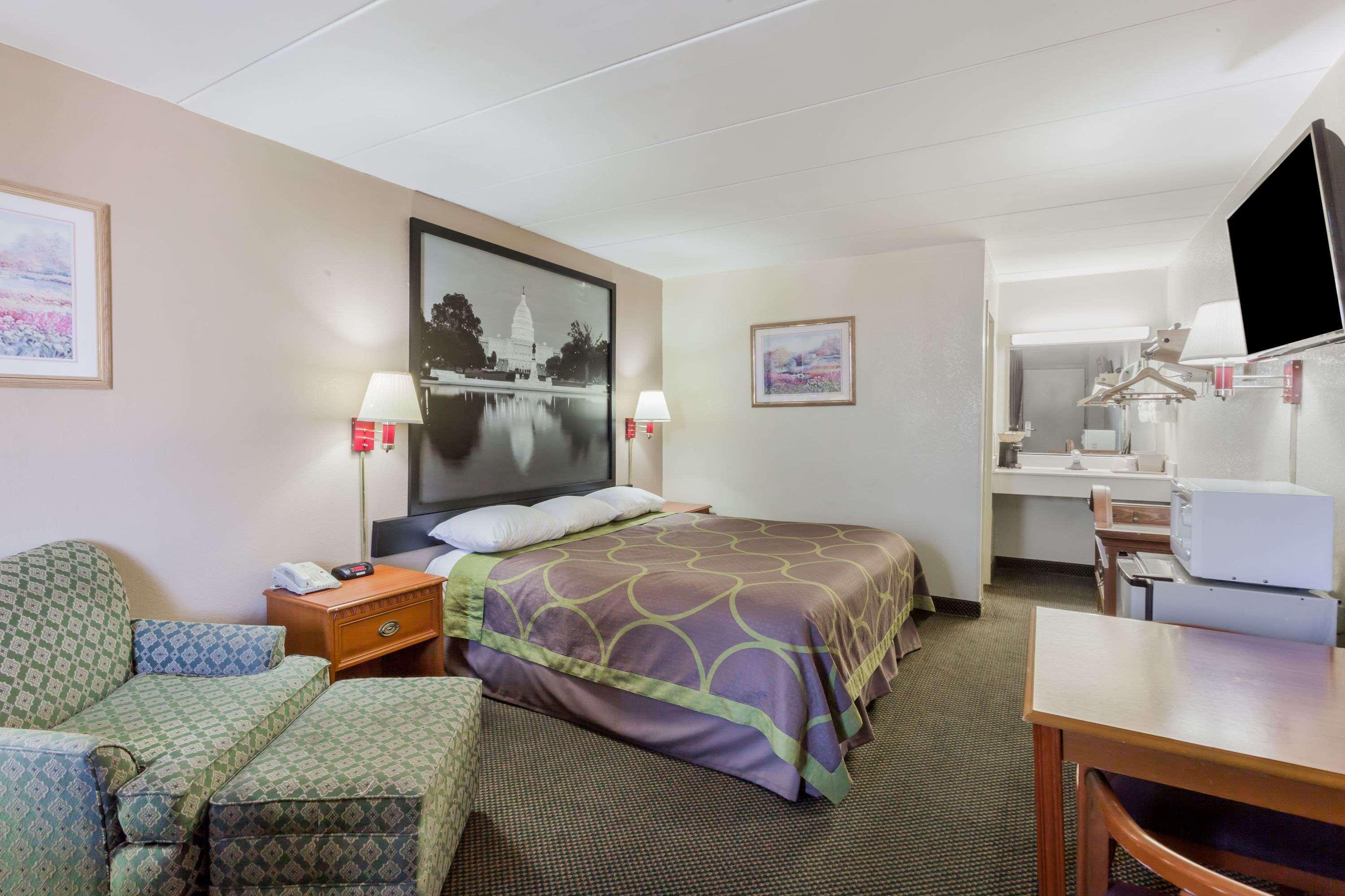 Super 8 by Wyndham Manassas Hotel Bagian luar foto
