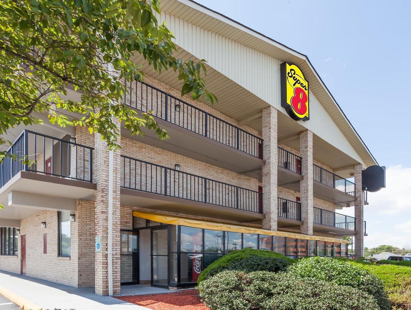 Super 8 by Wyndham Manassas Hotel Bagian luar foto