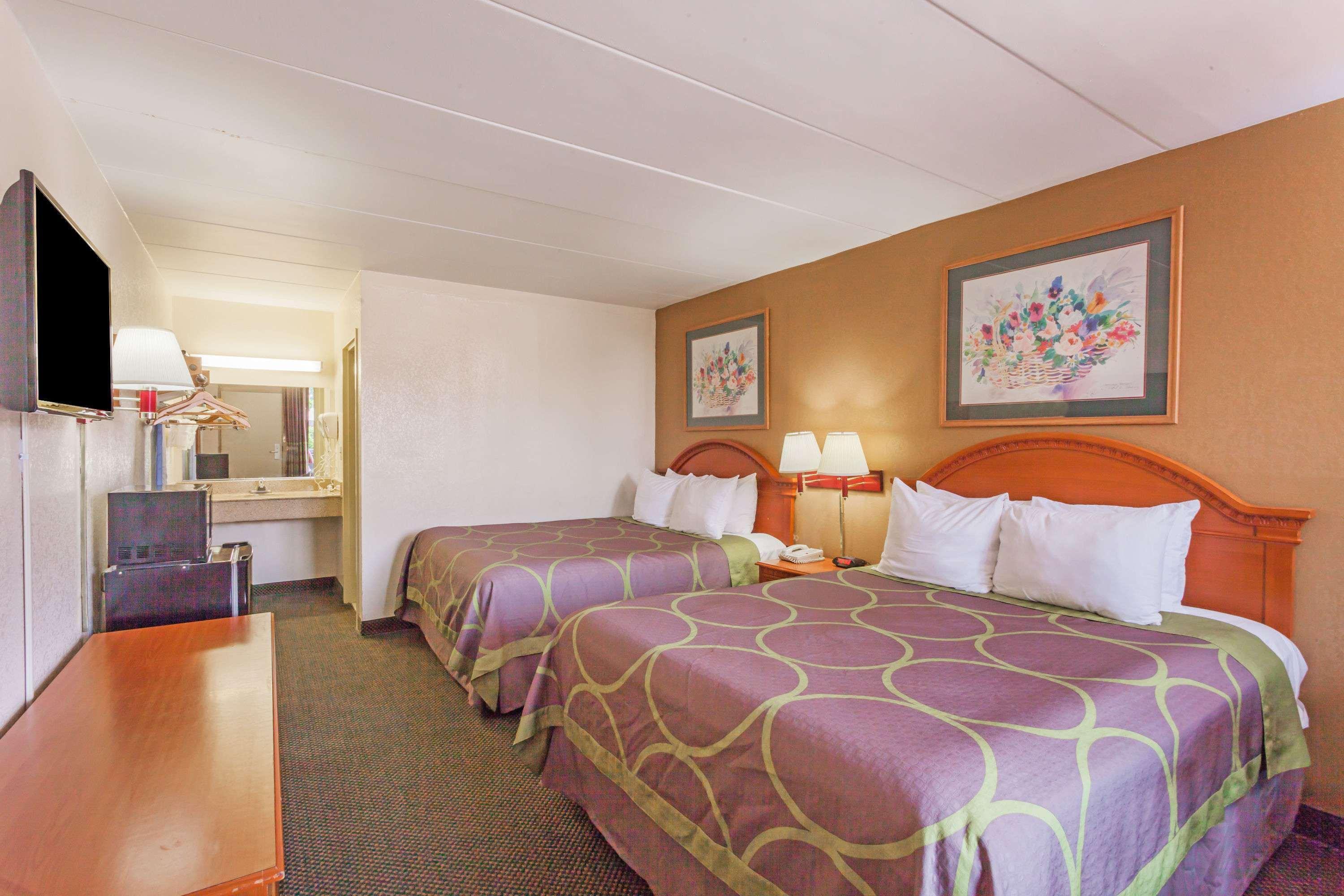 Super 8 by Wyndham Manassas Hotel Bagian luar foto