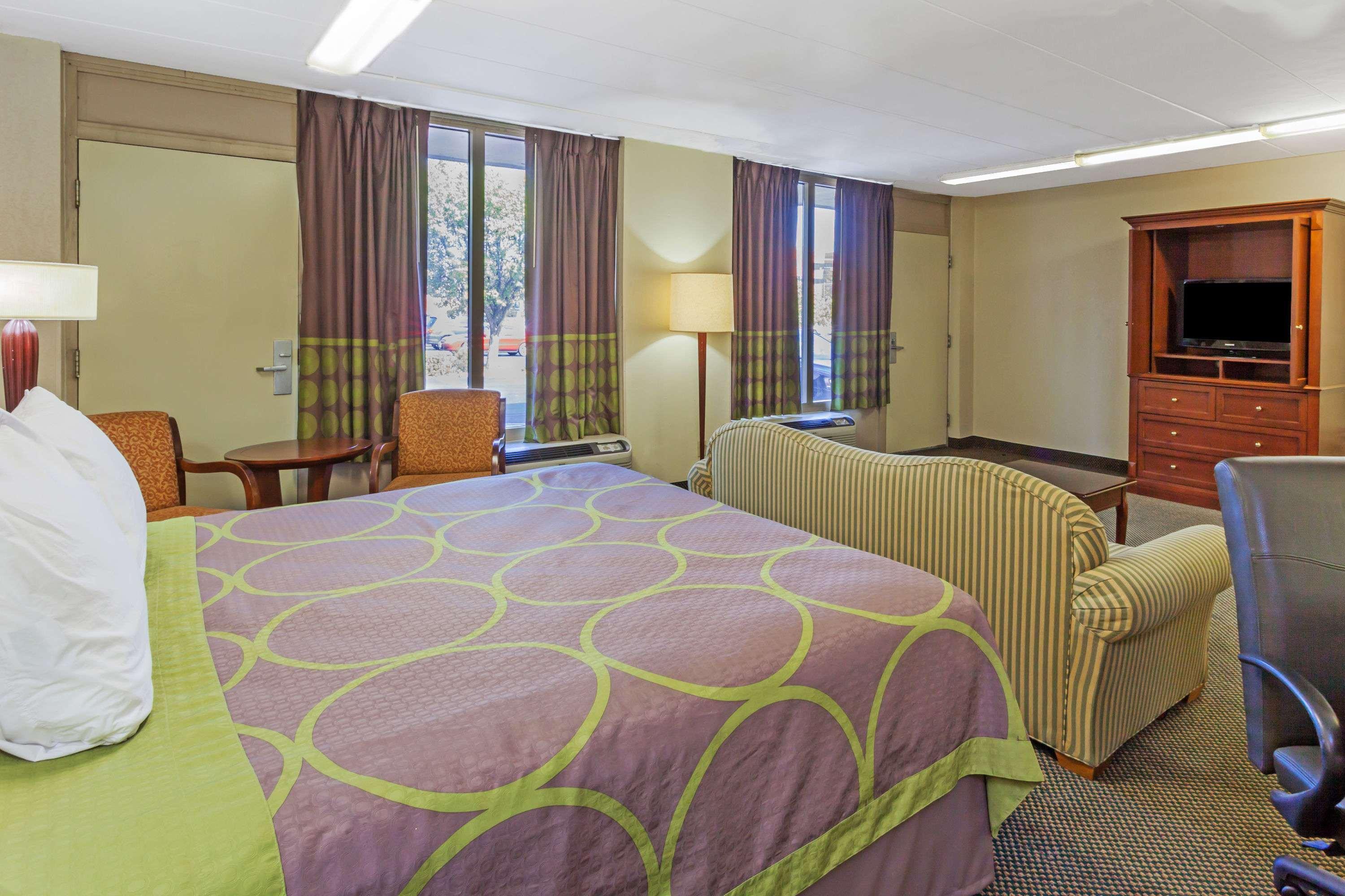 Super 8 by Wyndham Manassas Hotel Bagian luar foto