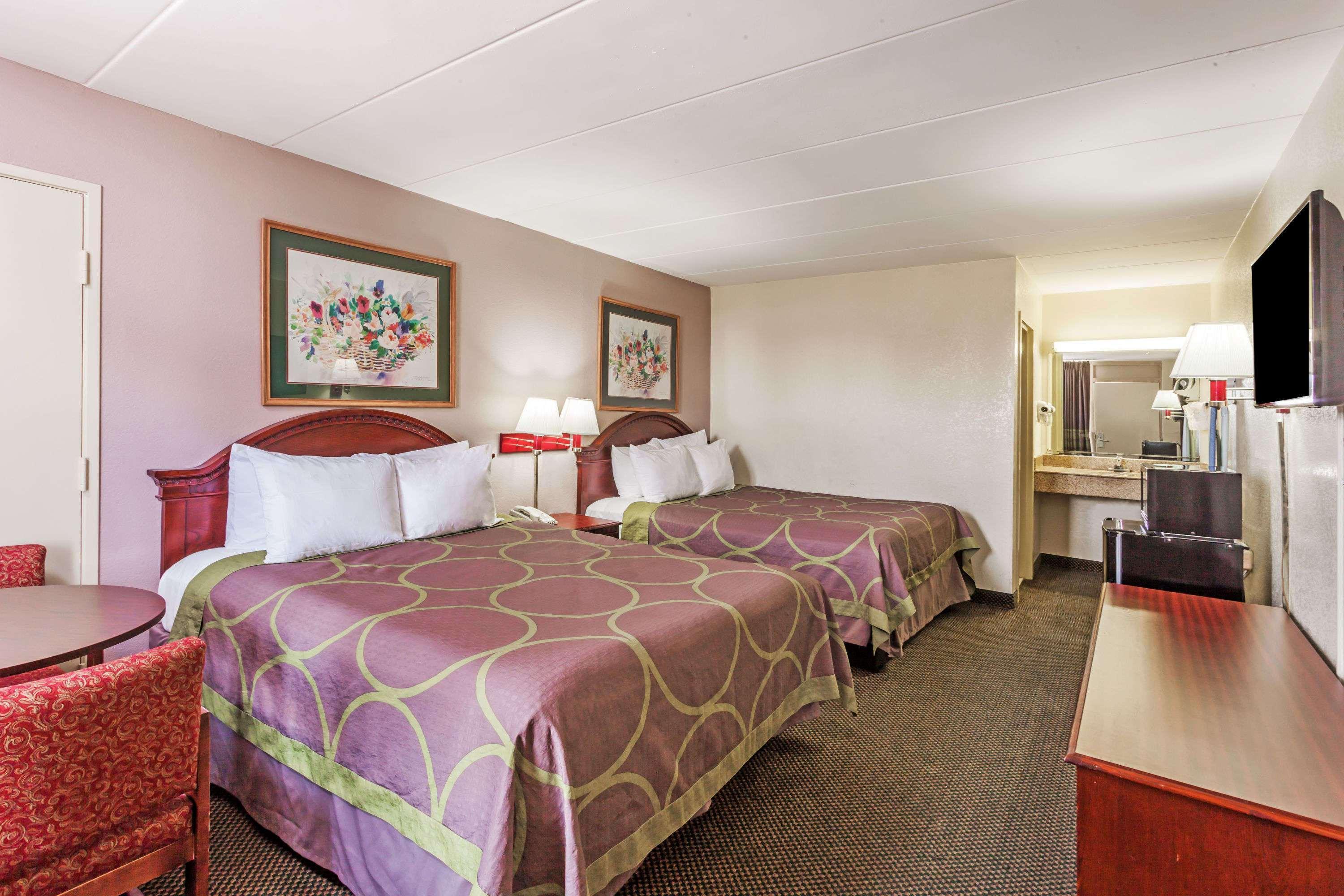 Super 8 by Wyndham Manassas Hotel Bagian luar foto