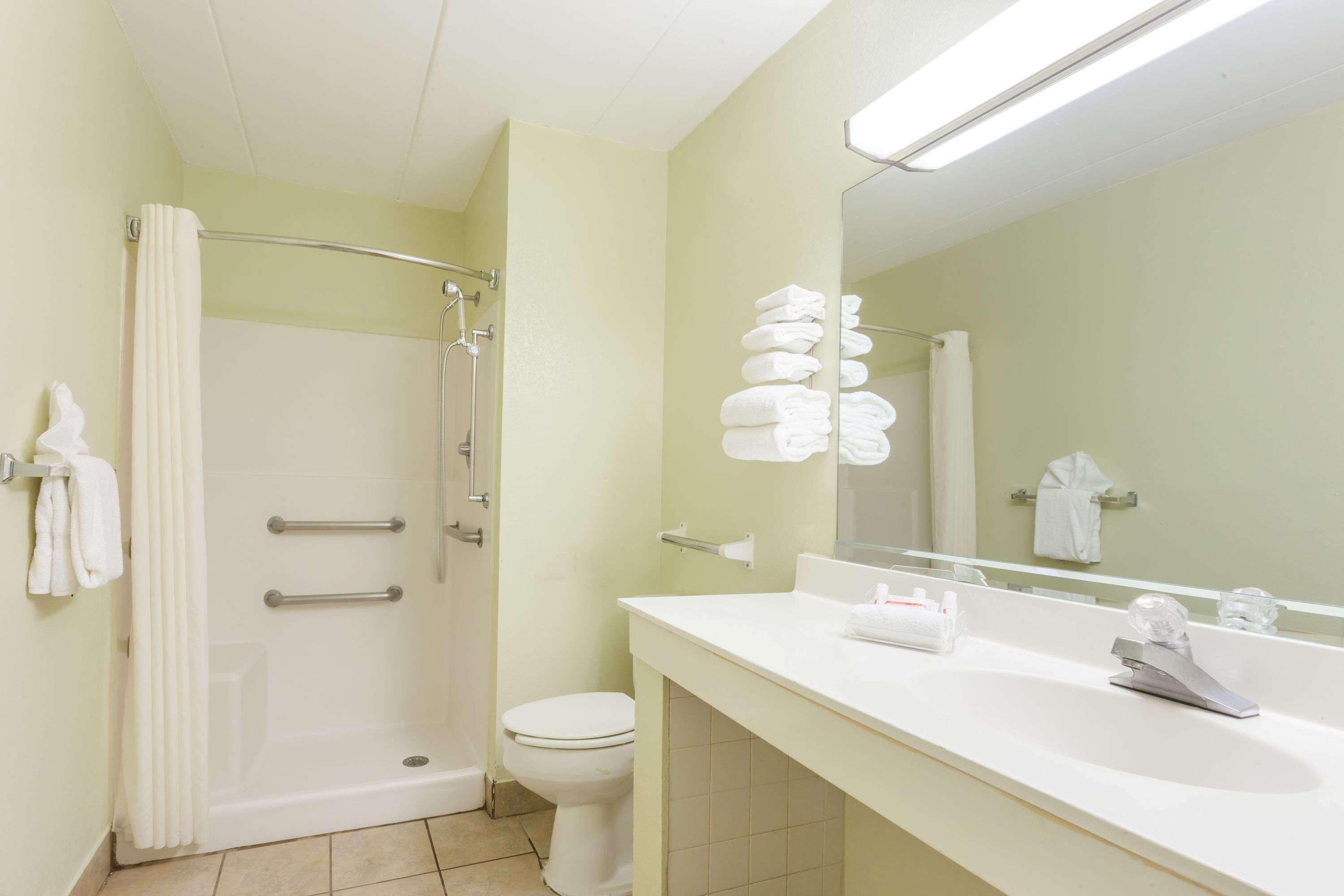 Super 8 by Wyndham Manassas Hotel Bagian luar foto