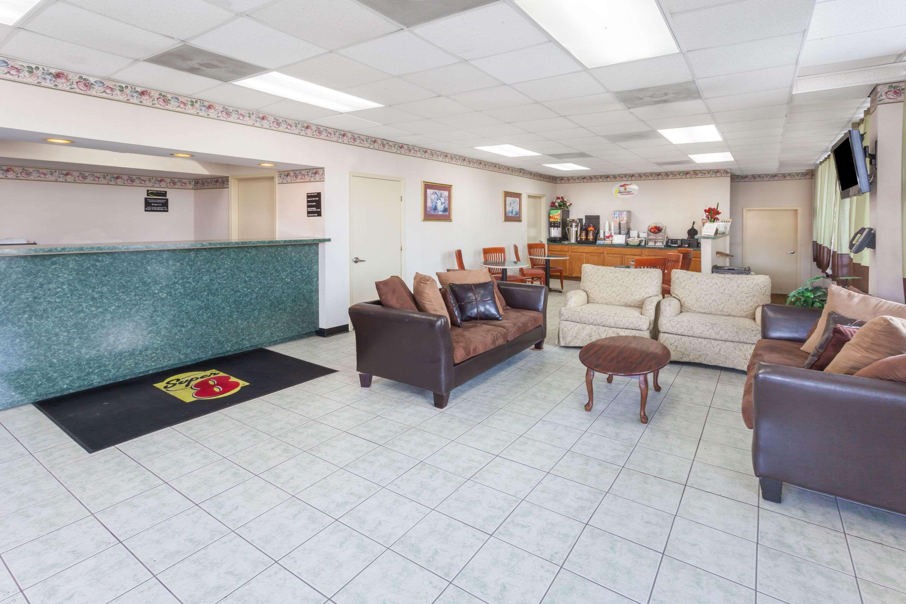 Super 8 by Wyndham Manassas Hotel Bagian luar foto