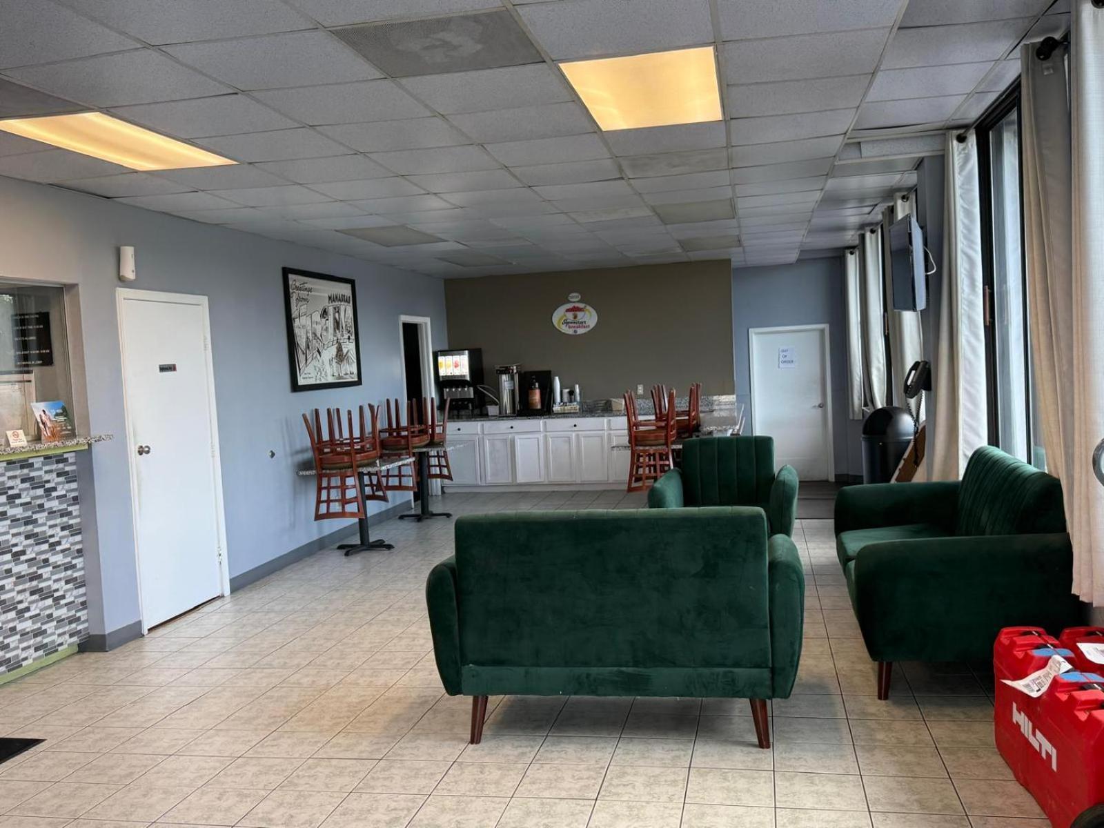 Super 8 by Wyndham Manassas Hotel Bagian luar foto