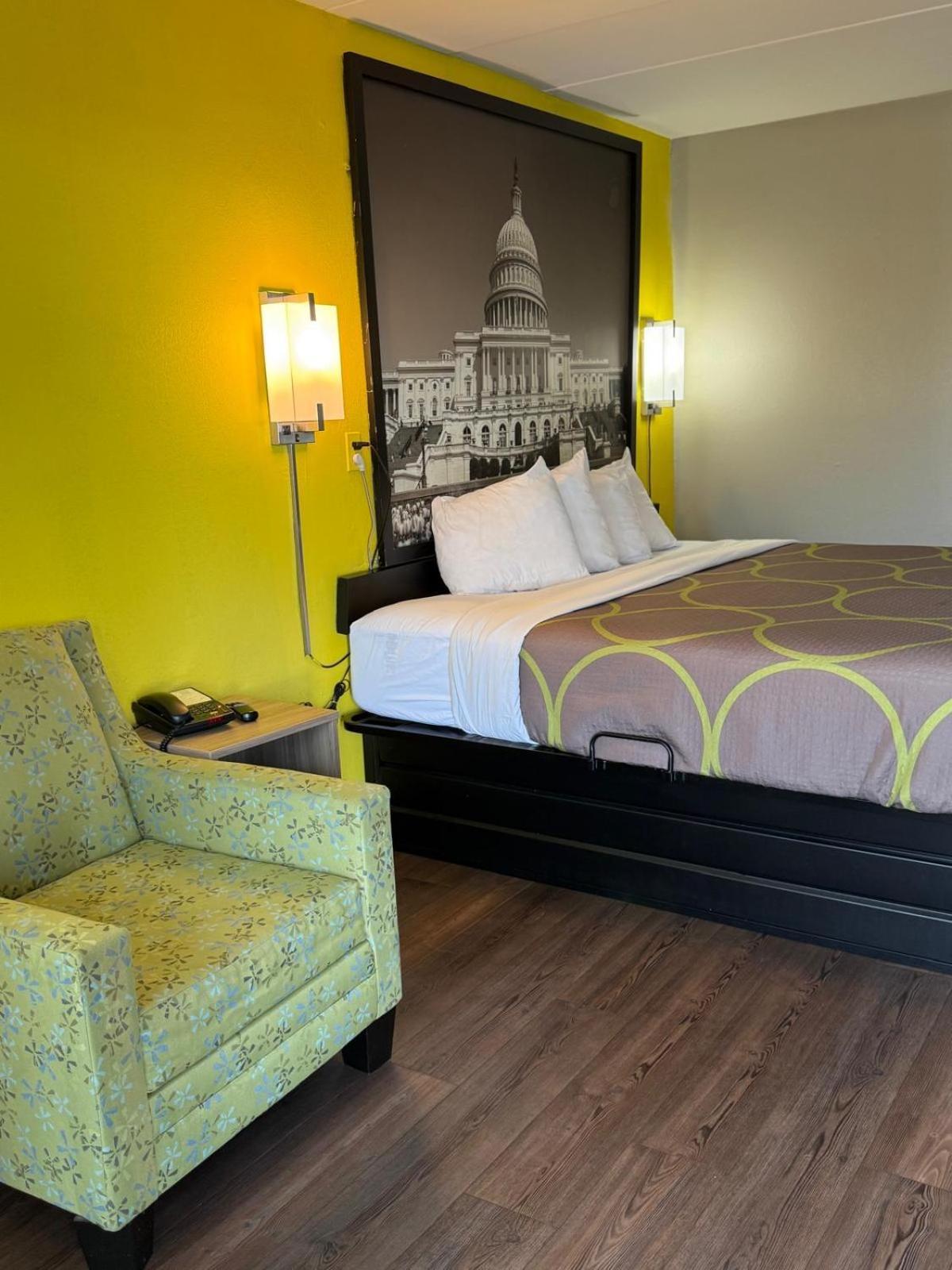 Super 8 by Wyndham Manassas Hotel Bagian luar foto