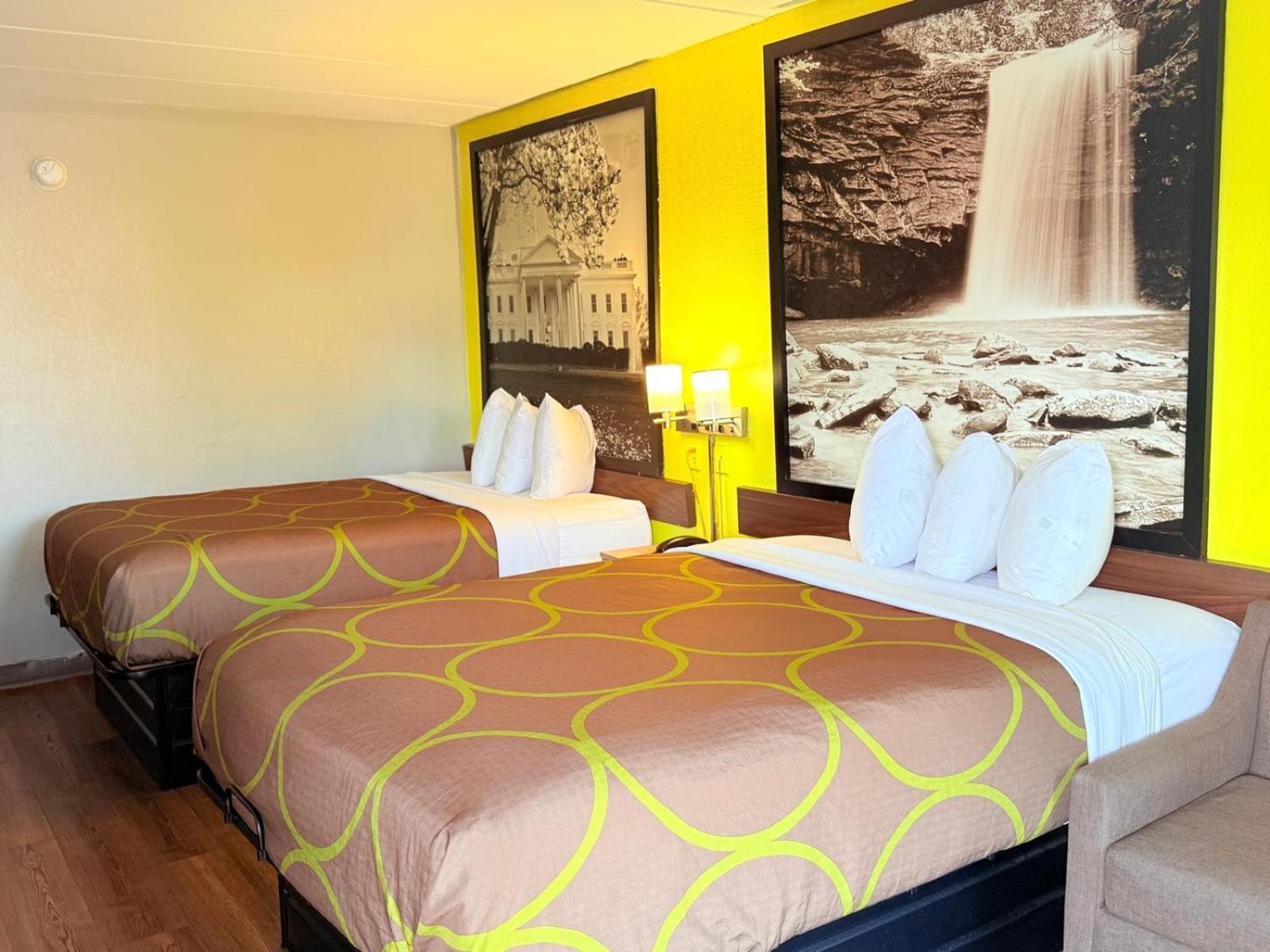 Super 8 by Wyndham Manassas Hotel Bagian luar foto