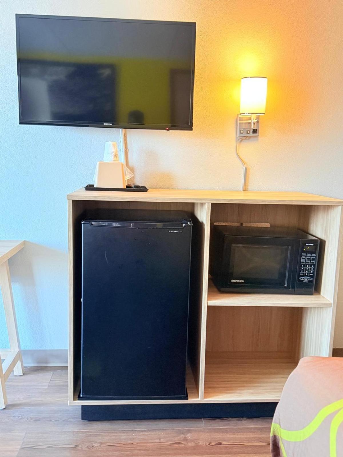 Super 8 by Wyndham Manassas Hotel Bagian luar foto