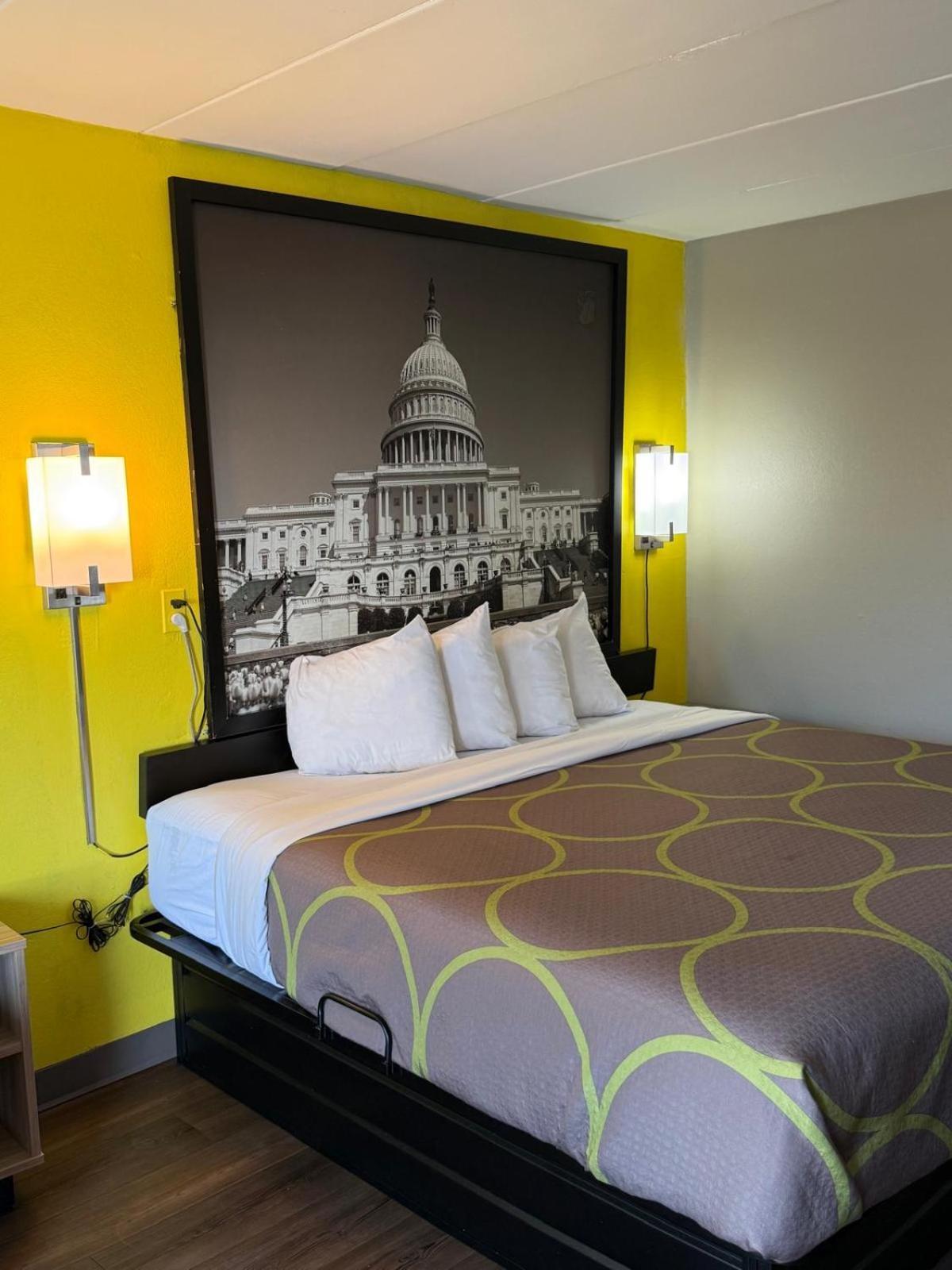 Super 8 by Wyndham Manassas Hotel Bagian luar foto