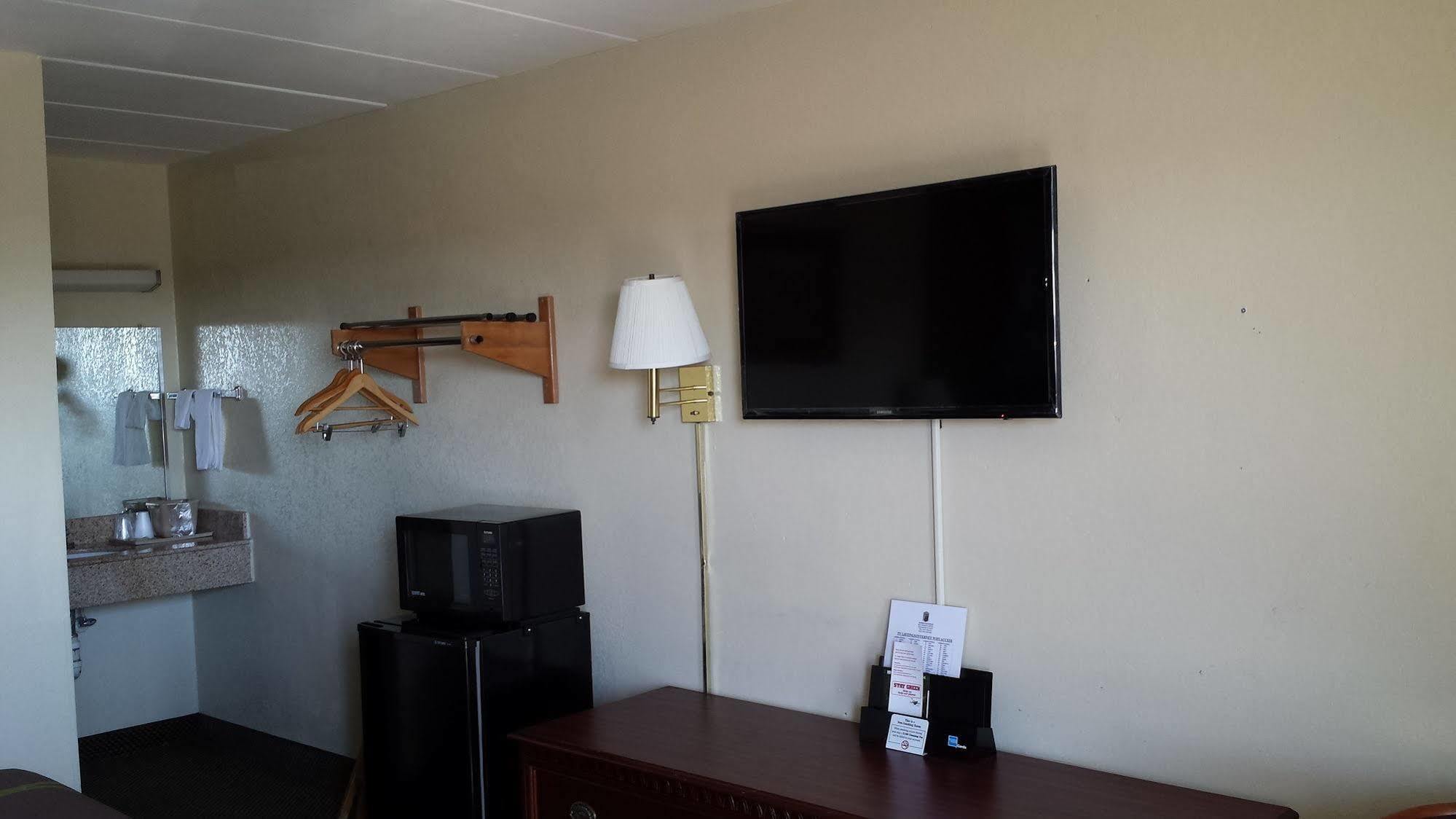 Super 8 by Wyndham Manassas Hotel Bagian luar foto